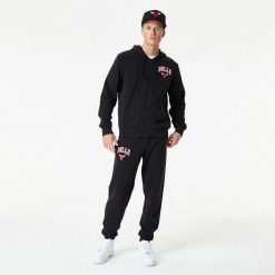 Bluza z kapturem Chicago Bulls Essentials. Czarne bluzy z kapturem New Era, m, bez wzorów, z kapturem. W wyprzedaży za 268.60 zł.