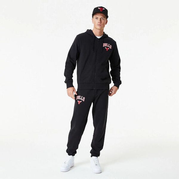 Bluza z kapturem Chicago Bulls Essentials. Czarne bluzy z kapturem New Era, m, bez wzorów, z kapturem. W wyprzedaży za 268.60 zł.