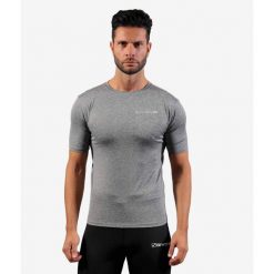 Elastyczny podkoszulek Givova Corpus 2. Szare podkoszulki Givova, m, bez wzorów, bez ramiączek. Za 74.99 zł.