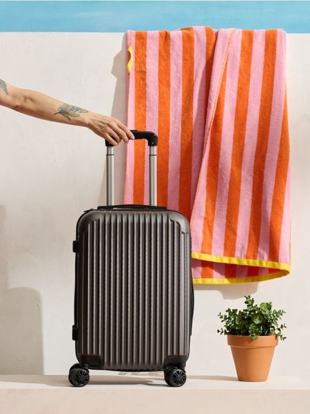 Twarda walizka podróżna na kółkach - srebrny. Szare walizki Sinsay, bez wzorów, małe. Za 129.99 zł.