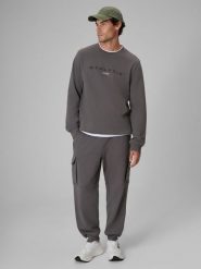 4F Spodnie dresowe cargo męskie - szare XL. Szare spodnie materiałowe 4F, na co dzień, m, z aplikacjami, z dresówki, klasyczne. Za 229.99 zł.
