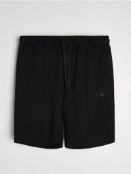 Wiskozowe szorty slim - czarny. Czarne krótkie spodenki sportowe Sinsay, l, bez wzorów, z wiskozy. W wyprzedaży za 22.99 zł.