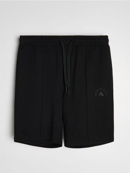 Wiskozowe szorty slim - czarny. Czarne krótkie spodenki sportowe Sinsay, l, bez wzorów, z wiskozy. W wyprzedaży za 22.99 zł.