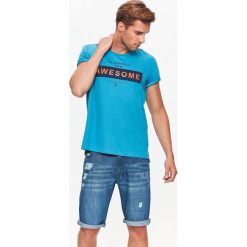 T-SHIRT MĘSKI Z NADRUKIEM. Bluzki z długim rękawem marki TOP SECRET. W wyprzedaży za 14.99 zł.