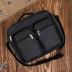 Skórzana torba męska na ramię czarna listonoszka A4 do pracy Abruzzo ABR-20. Czarne torby na ramię bez wzorów, z materiału, do ręki, bez dodatków. Za 199.99 zł.