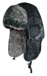 Czapka Czarna z Nausznikami, Zimowa z Ciemnym Futerkiem, Ciepła, z Kożuchem, Męska. Czarne czapki zimowe Jarek, bez wzorów, z materiału. Za 67.00 zł.