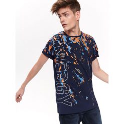 T-SHIRT Z NAPISEM. Niebieskie bluzki z długim rękawem TOP SECRET, l, bez wzorów, z bawełny, bez kołnierzyka, bez ramiączek. W wyprzedaży za 29.99 zł.