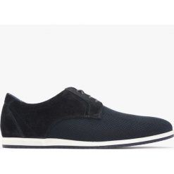 Granatowe półbuty męskie ELLIOTT. Niebieskie eleganckie półbuty Ryłko, bez wzorów, ze skóry, bez obcasa, bez zapięcia. Za 399.99 zł.