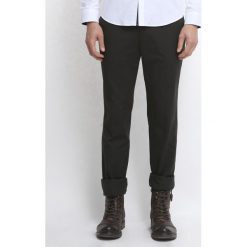 SPODNIE DŁUGIE MĘSKIE KLASYCZNE, CHINOSY. Eleganckie spodnie marki TOP SECRET. W wyprzedaży za 59.99 zł.