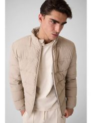 Guess Kurtka przejściowa 182064 Beżowy Classic Fit. Brązowe kurtki Guess, l, z aplikacjami, bez kaptura. Za 564.99 zł.