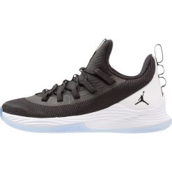 Jordan ULTRA FLY 2 LOW Obuwie do koszykówki black/white. Buty do koszykówki marki Jordan. W wyprzedaży za 383.20 zł.