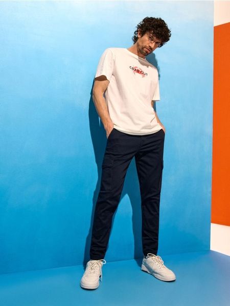 Spodnie cargo jogger - granatowy. Niebieskie joggery i bojówki Sinsay, bez wzorów. Za 79.99 zł.