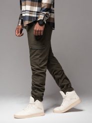 Męskie spodnie joggery z kieszeniami cargo i printem – ciemnooliwkowe V5 OM-PAJO-0200 - XXL. Zielone joggery i bojówki Ombre Clothing, l, z aplikacjami, z bawełny. Za 137.99 zł.