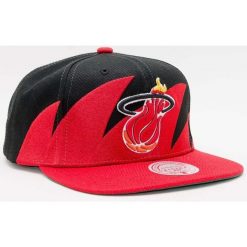 Mitchell & Ness Miami Heat Czapka Snapback NBA czerwona/czarna. Czarne czapki z daszkiem Mitchell & Ness, bez wzorów. Za 171.99 zł.