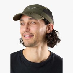 Czapka z daszkiem Wędrówki unisex Swedemount Lofoten Packable Cap szybkoschnąca. Zielone czapki z daszkiem SWEDEMOUNT, bez wzorów. Za 79.99 zł.