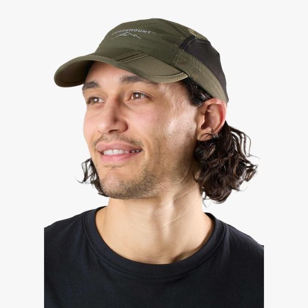 Czapka z daszkiem Wędrówki unisex Swedemount Lofoten Packable Cap szybkoschnąca. Czarne czapki z daszkiem SWEDEMOUNT, bez wzorów, z materiału. Za 79.99 zł.