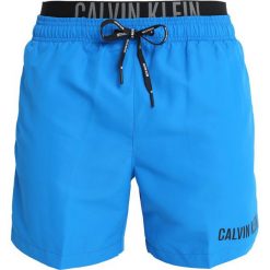 Calvin Klein Swimwear MEDIUM DOUBLE Szorty kąpielowe electric blue lemonade. Kąpielówki marki Calvin Klein Swimwear. Za 299.00 zł.