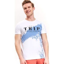 T-SHIRT Z NADRUKIEM. Białe bluzki z długim rękawem TOP SECRET, l, bez wzorów, bez kołnierzyka, bez ramiączek. W wyprzedaży za 19.99 zł.
