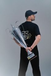 4F T-shirt regular z nadrukiem uniseks 4F x Bartosz Zmarzlik - czarny L. Czarne t-shirty 4F, bez wzorów, z bawełny, bez ramiączek. Za 89.99 zł.