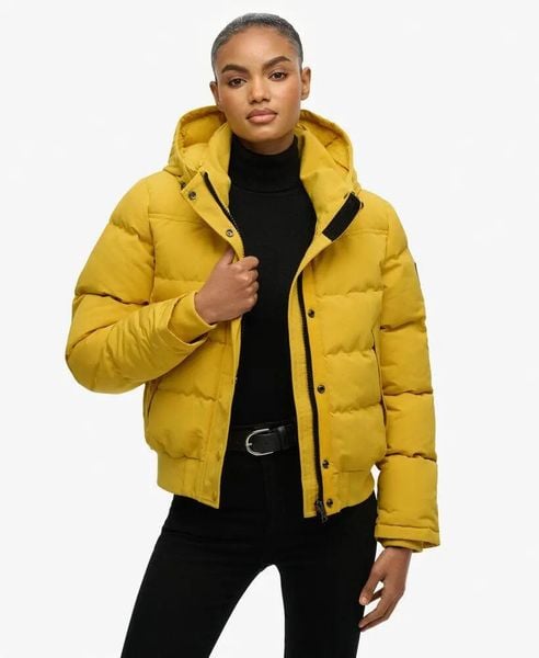 Superdry Kurtka Everest Bomber Slim z recyklingowanego poliestru. Żółte kurtki Superdry, z aplikacjami, z materiału, z kapturem. Za 656.95 zł.