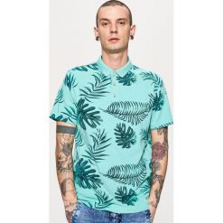 Koszulka polo z nadrukiem all over - Turkusowy. Koszulki polo sportowe marki Cropp. W wyprzedaży za 39.99 zł.