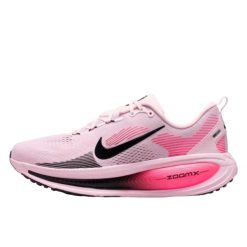 Nike Vomero 18 Pink Foam Hyper Pink Black. Czerwone buty do biegania Nike, bez wzorów, z meshu, bez zapięcia, do biegania. Za 906.49 zł.