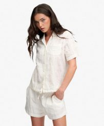 Superdry Koszula Heritage Broderie krótki rękaw z bawełny organicznej. Białe koszule Superdry, na lato, bez wzorów, z bawełny, bez kołnierzyka, bez ramiączek. Za 242.80 zł.