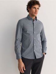 Koszula slim fit w drobną kratkę - granatowy. Niebieskie koszule Reserved, l, bez wzorów, z bawełny, bez kołnierzyka, bez ramiączek. W wyprzedaży za 79.99 zł.