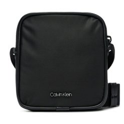 Saszetka Calvin Klein. Czarne saszetki i nerki CALVIN KLEIN, bez wzorów, z nylonu. Za 179.99 zł.