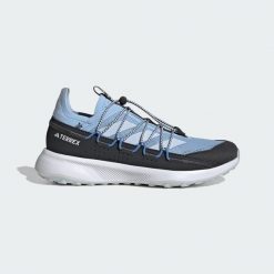 Buty Terrex Voyager 21 Travel. Niebieskie buty turystyczne Adidas, bez wzorów, z materiału, bez zapięcia. Za 439.00 zł.