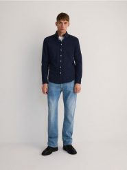 Koszula regular fit z bawełną - granatowy. Niebieskie koszule Reserved, l, bez wzorów, z bawełny, bez kołnierzyka, bez ramiączek. W wyprzedaży za 49.99 zł.