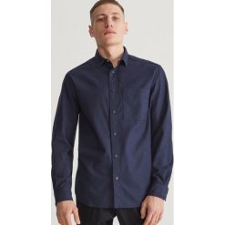 Koszula regular fit z kieszenią - Granatowy. Koszule marki Reserved. W wyprzedaży za 49.99 zł.