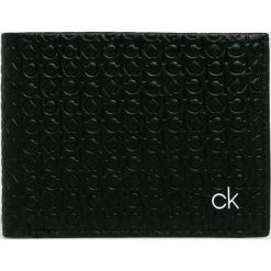 Calvin Klein - Portfel skórzany + brelok. Czarne portfele CALVIN KLEIN, bez wzorów, z materiału. W wyprzedaży za 219.90 zł.