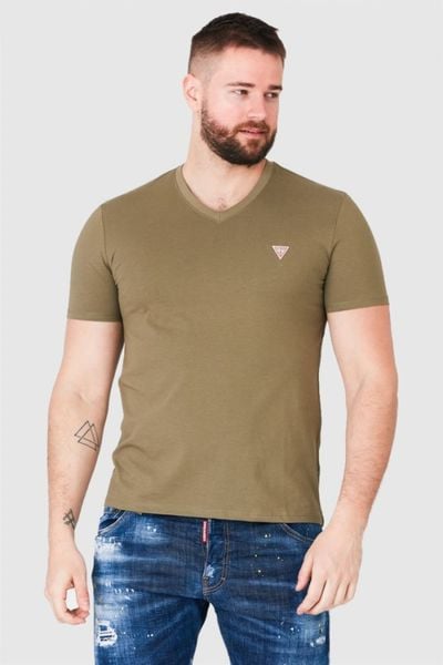 GUESS Khaki t-shirt męski w serek, Rozmiar S. Zielone t-shirty Guess, m, z aplikacjami, bez kołnierzyka, bez ramiączek. W wyprzedaży za 77.99 zł.