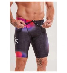 Spodenki treningowe do kolan Zerod Vortex Nebula. Czarne krótkie spodenki sportowe ZEROD, l, bez wzorów, z nylonu. Za 215.00 zł.
