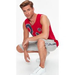 SZORTY MĘSKIE LAMPASAMI. Krótkie spodenki sportowe marki TOP SECRET. W wyprzedaży za 39.99 zł.