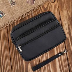 Saszetka męska skórzana do ręki klasyczna czarna pojemna Abruzzo ABR-08. Czarne torby na ramię bez wzorów, ze skóry, do ręki, bez dodatków. Za 99.99 zł.