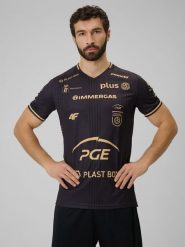 4F Koszulka meczowa replika wyjazdowa z sezonu 2025/26 męska 4F x Projekt Warszawa - czarna XS. Czarne t-shirty 4F, m, bez wzorów, z dzianiny, bez kołnierzyka, bez ramiączek. Za 179.99 zł.