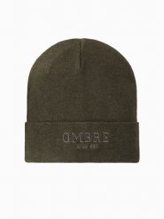 Dzianinowa czapka męska beanie z haftowanym napisem – oliwkowa V5 OM-ACWH-0120 - uniwersalny. Zielone czapki zimowe Ombre Clothing, bez wzorów, z dzianiny. W wyprzedaży za 19.99 zł.