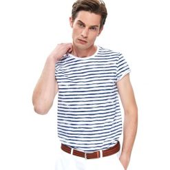 T-SHIRT W PASY Z NADRUKIEM. Białe t-shirty marki TOP SECRET, bez wzorów, z bawełny, bez kołnierzyka, bez ramiączek. Za 49.99 zł.