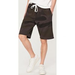 Szorty dresowe moro - Khaki. Szorty marki Reserved. W wyprzedaży za 49.99 zł.