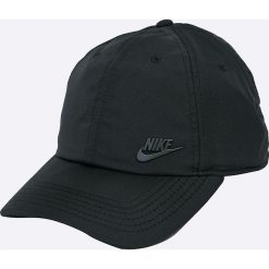 Nike Sportswear - Czapka. Czapki z daszkiem marki Nike Sportswear. W wyprzedaży za 69.90 zł.