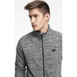 Polar męski PLM304 - średni szary melanż. Bluzy z polaru marki 4F. W wyprzedaży za 59.99 zł.