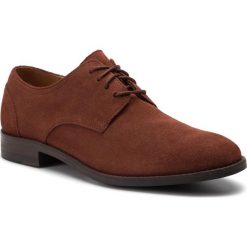 Półbuty CLARKS - Flow Plain 261419577 British Tan. Brązowe eleganckie półbuty Clarks, bez wzorów, z materiału, bez obcasa, bez zapięcia. W wyprzedaży za 219.00 zł.