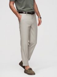 Męskie spodnie chino REGULAR FIT z gumką w pasie – szaro-beżowe V1 - Rozmiar: L. Szare eleganckie spodnie Ombre Clothing, do pracy, na lato, l, z aplikacjami, z gumy, biznesowe. Za 379.99 zł.