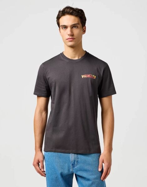 MESKA KOSZULKA WRANGLER BIG GRAPHIC TEE FADED BLACK 112362816. Czarne t-shirty Wrangler, xl, bez wzorów, bez kołnierzyka, bez ramiączek. Za 79.99 zł.