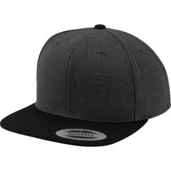 Dwukolorowa Czapka Z Daszkiem. Czarne czapki z daszkiem FLEXFIT, bez wzorów, z materiału. Za 65.99 zł.