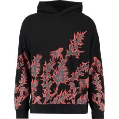 Weekday SILENT JUKKA Bluza z kapturem black/red. Bluzy marki Weekday. W wyprzedaży za 139.30 zł.
