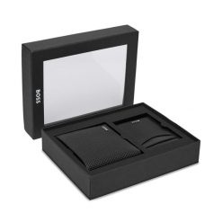 Zestaw portfel i etui na karty BOSS. Czarne portfele Boss, bez wzorów. Za 599.99 zł.
