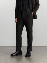 Spodnie garniturowe slim fit - czarny. Czarne garnitury Reserved, bez wzorów, z tkaniny. W wyprzedaży za 119.99 zł.